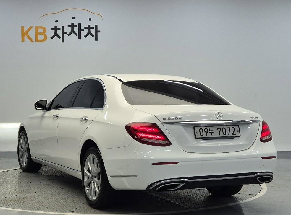벤츠 E 클래스 E220d 4MATIC 익스클루시브 사진 2