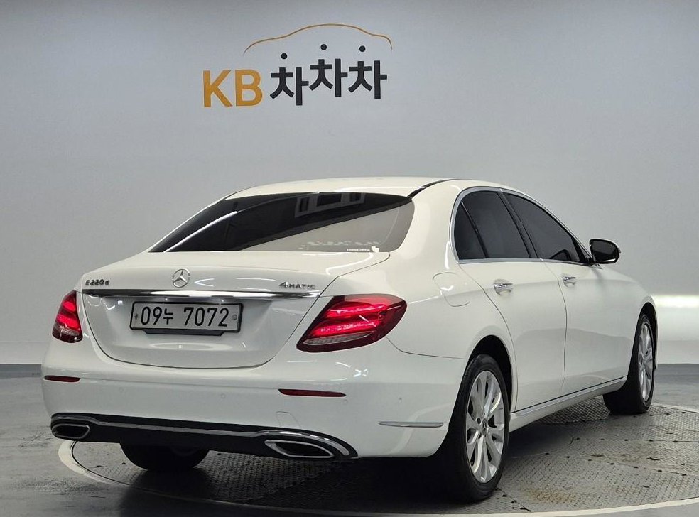 벤츠 E 클래스 E220d 4MATIC 익스클루시브 사진 3