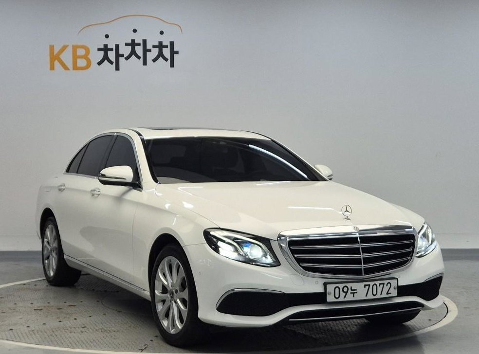 벤츠 E 클래스 E220d 4MATIC 익스클루시브 사진 4