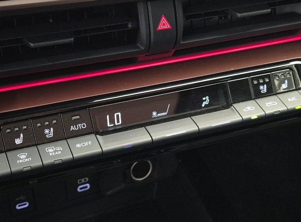토요타 프리우스 2.0 PHEV XSE 사진 12