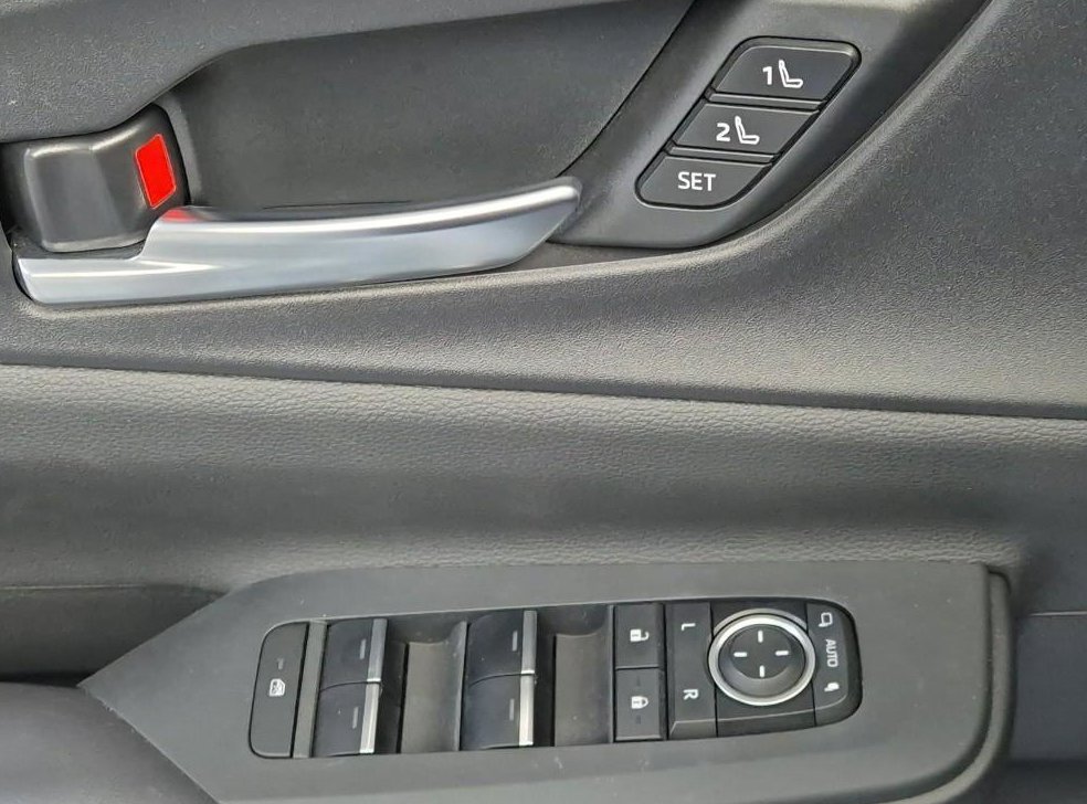 토요타 프리우스 2.0 PHEV XSE 사진 19
