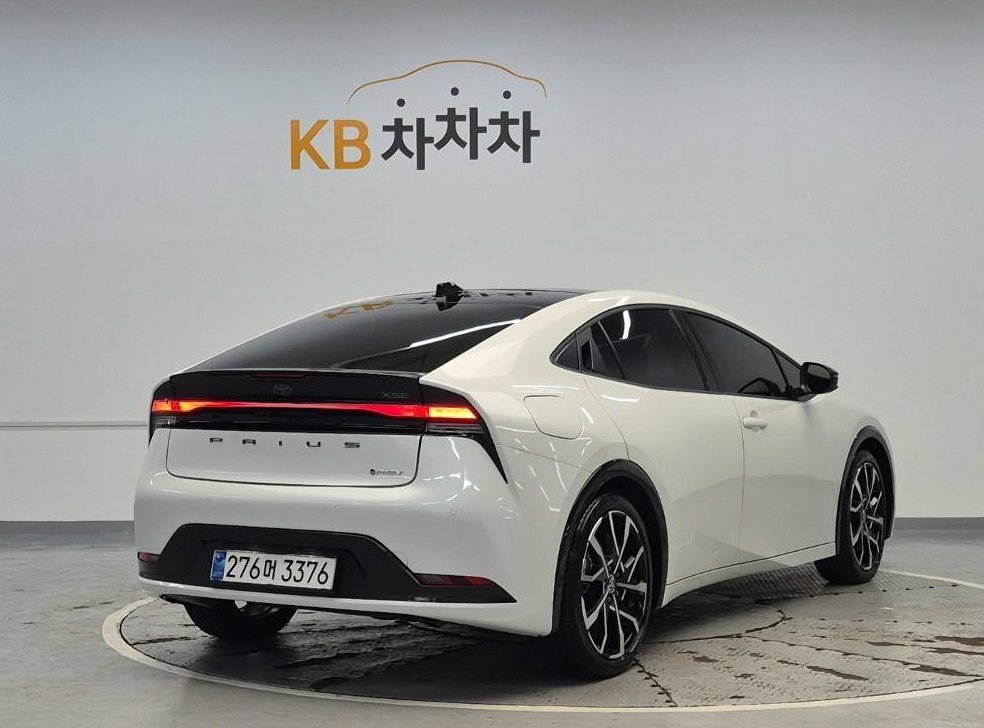 토요타 프리우스 2.0 PHEV XSE 사진 3