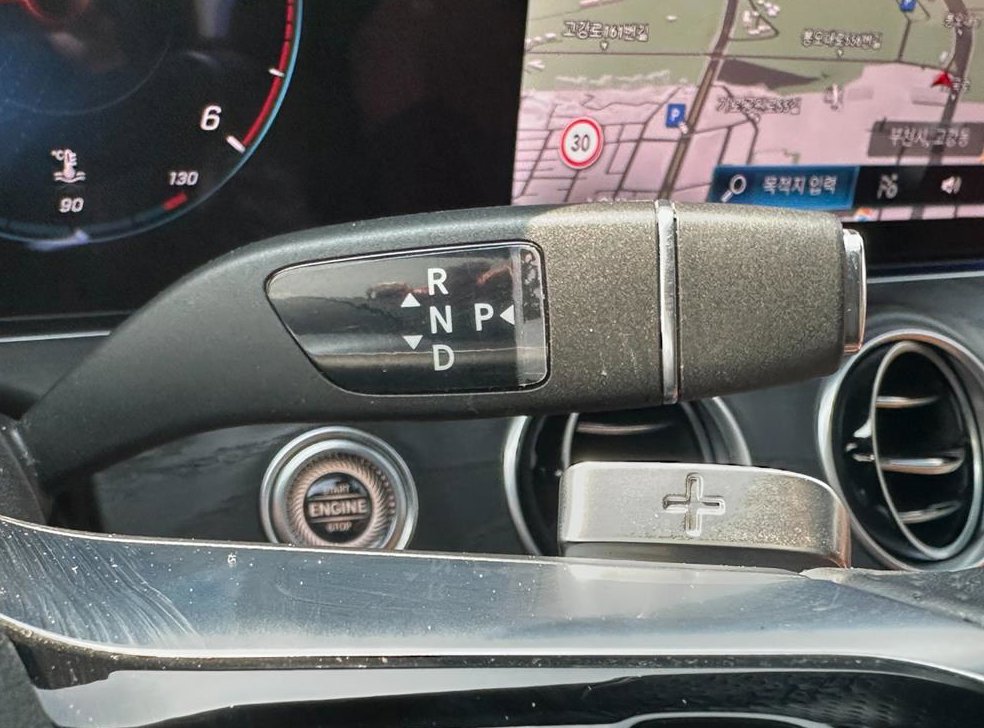 벤츠 E 클래스 E220d 4MATIC AMG라인 사진 12