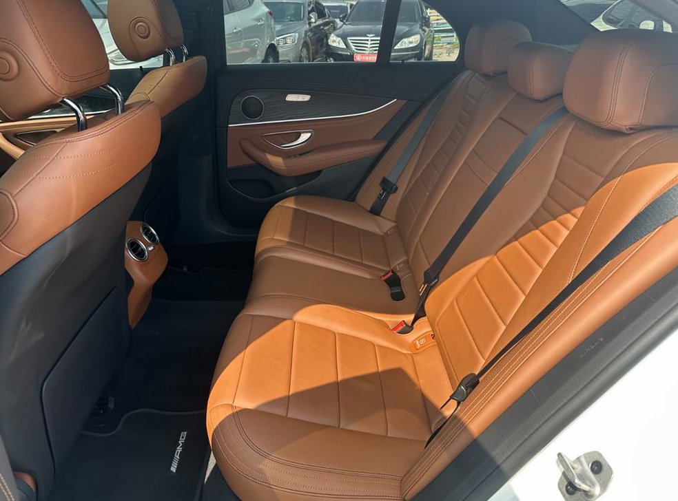 벤츠 E 클래스 E220d 4MATIC AMG라인 사진 14