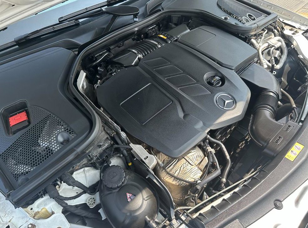 벤츠 E 클래스 E220d 4MATIC AMG라인 사진 19