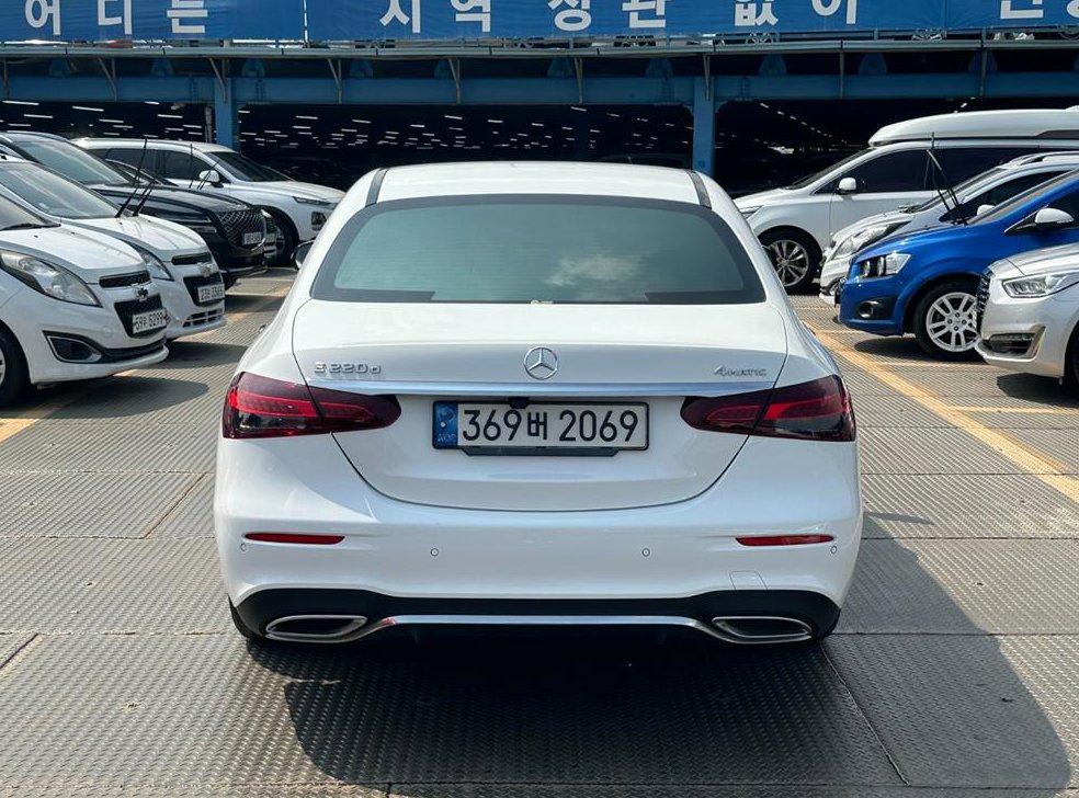 벤츠 E 클래스 E220d 4MATIC AMG라인 사진 2