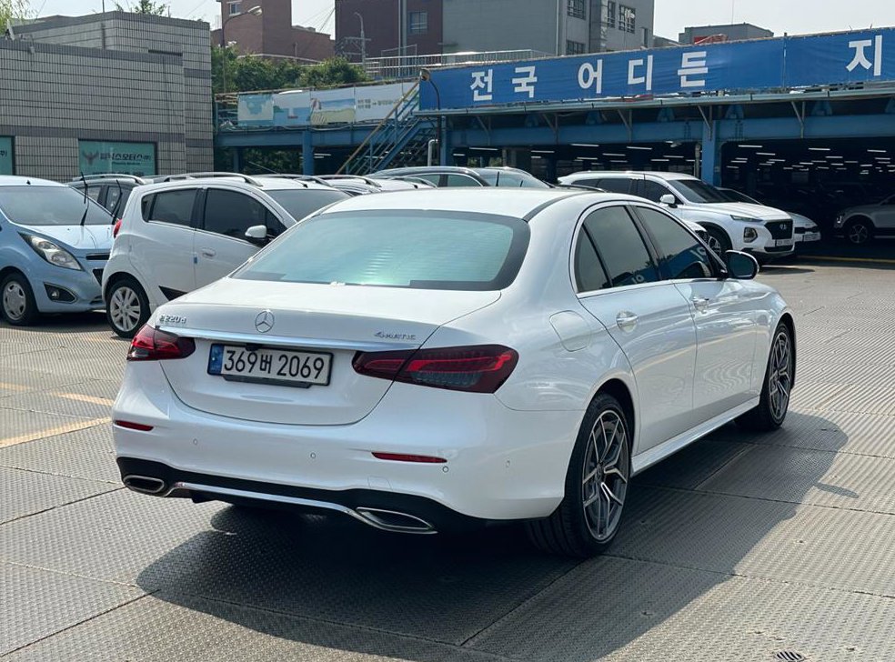 벤츠 E 클래스 E220d 4MATIC AMG라인 사진 4
