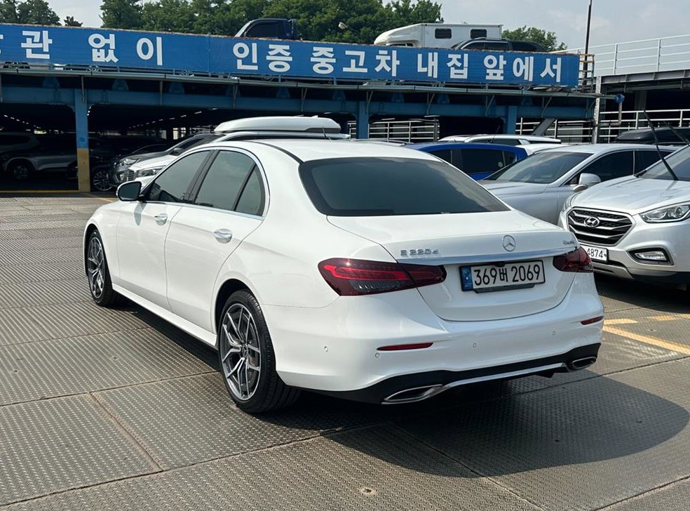 벤츠 E 클래스 E220d 4MATIC AMG라인 사진 6