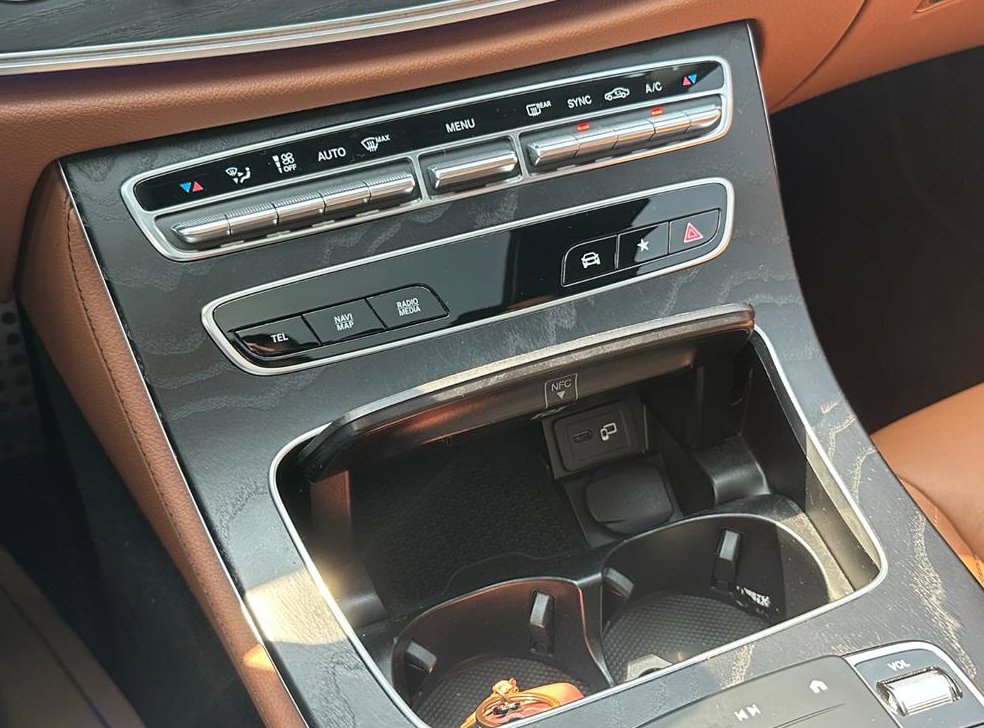 벤츠 E 클래스 E220d 4MATIC AMG라인 사진 9