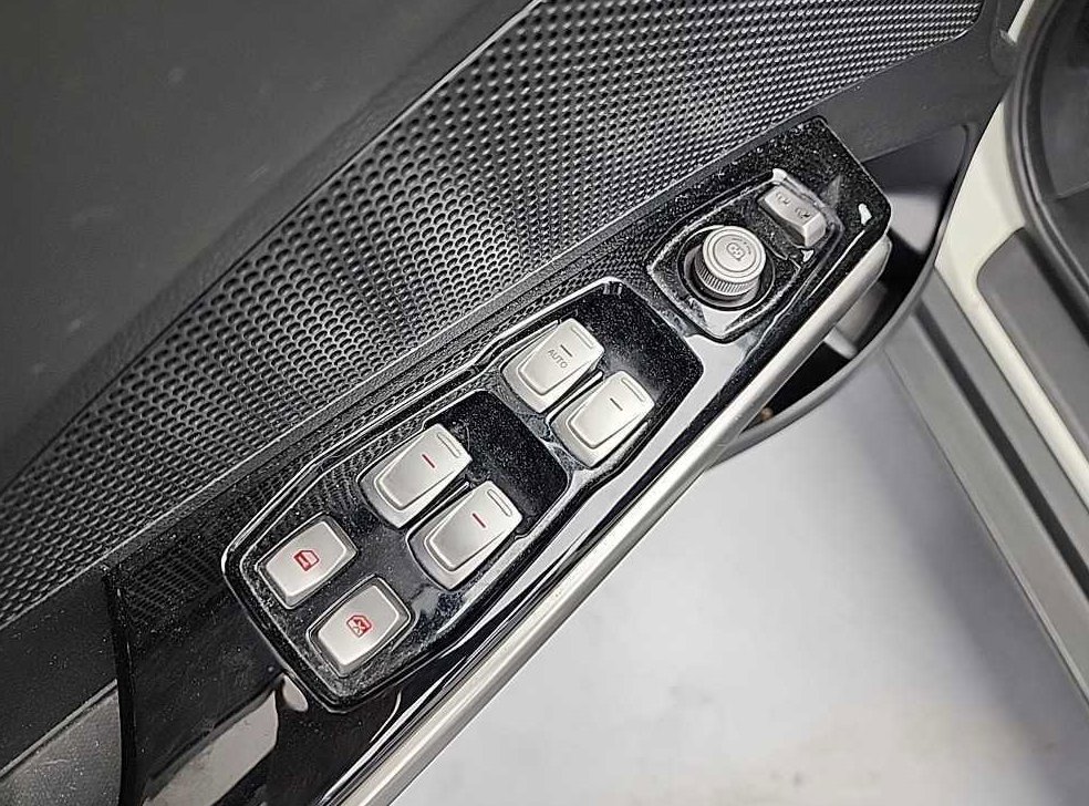 KG모빌리티(쌍용)  티볼리 가솔린 2WD 1.6 LX 사진 17