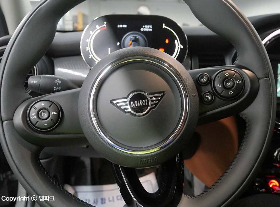 미니 쿠퍼 5도어 에버딘 에디션 사진 8