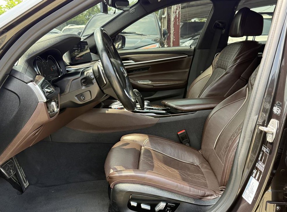 BMW 5시리즈 530i M 스포츠 플러스 사진 9