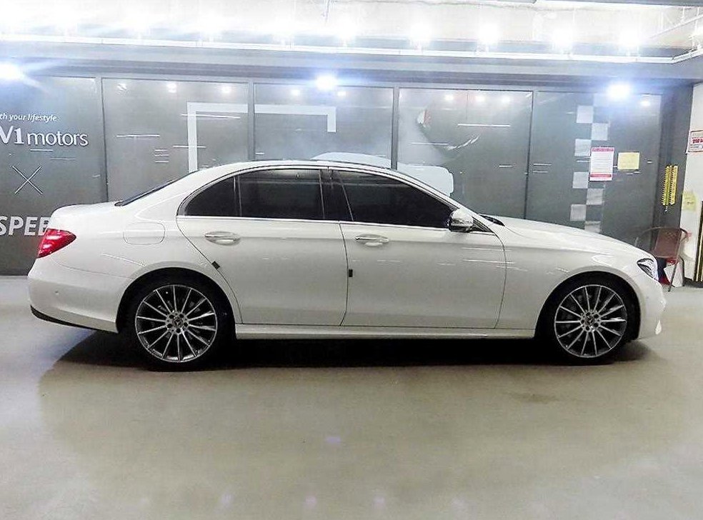 벤츠 E 클래스 E350 4MATIC AMG LINE 사진 3