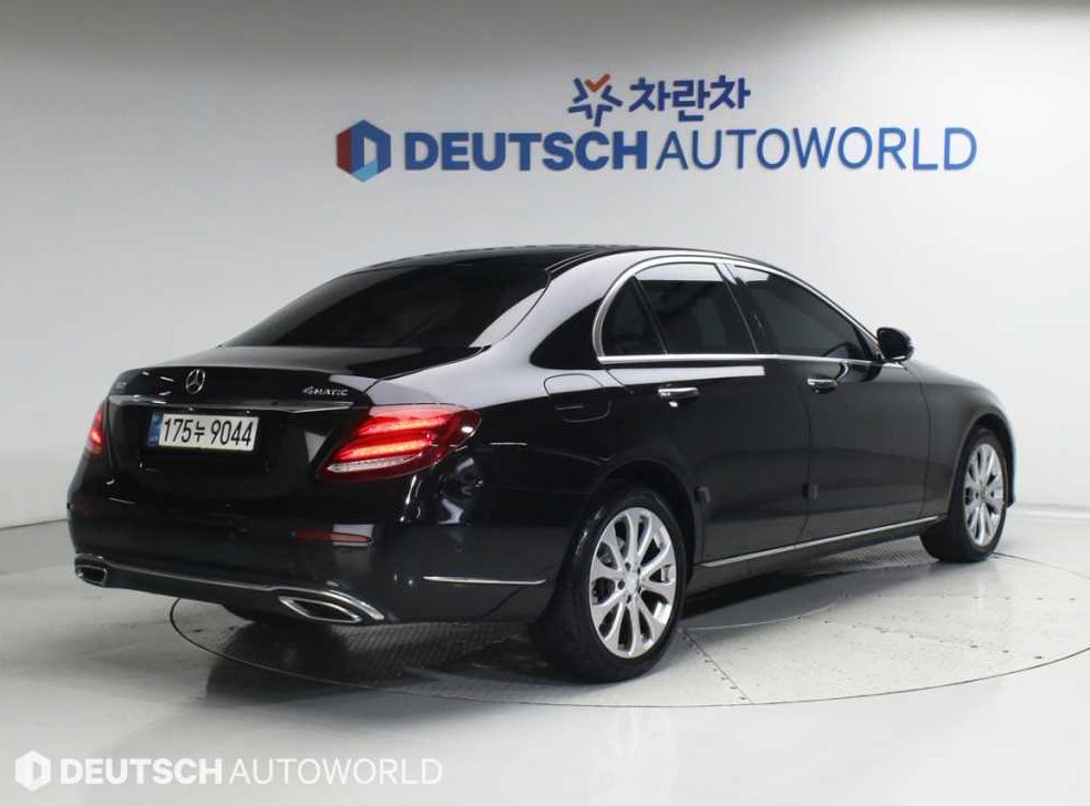벤츠 E 클래스 E220d 4MATIC 익스클루시브 사진 2