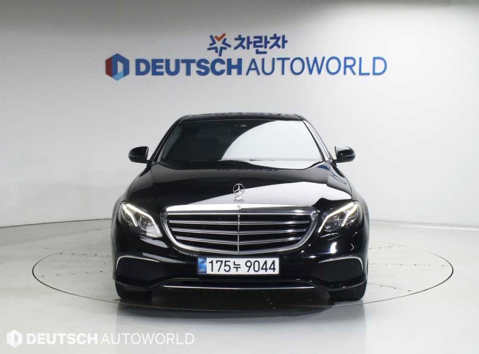 벤츠 E 클래스 E220d 4MATIC 익스클루시브 사진 3