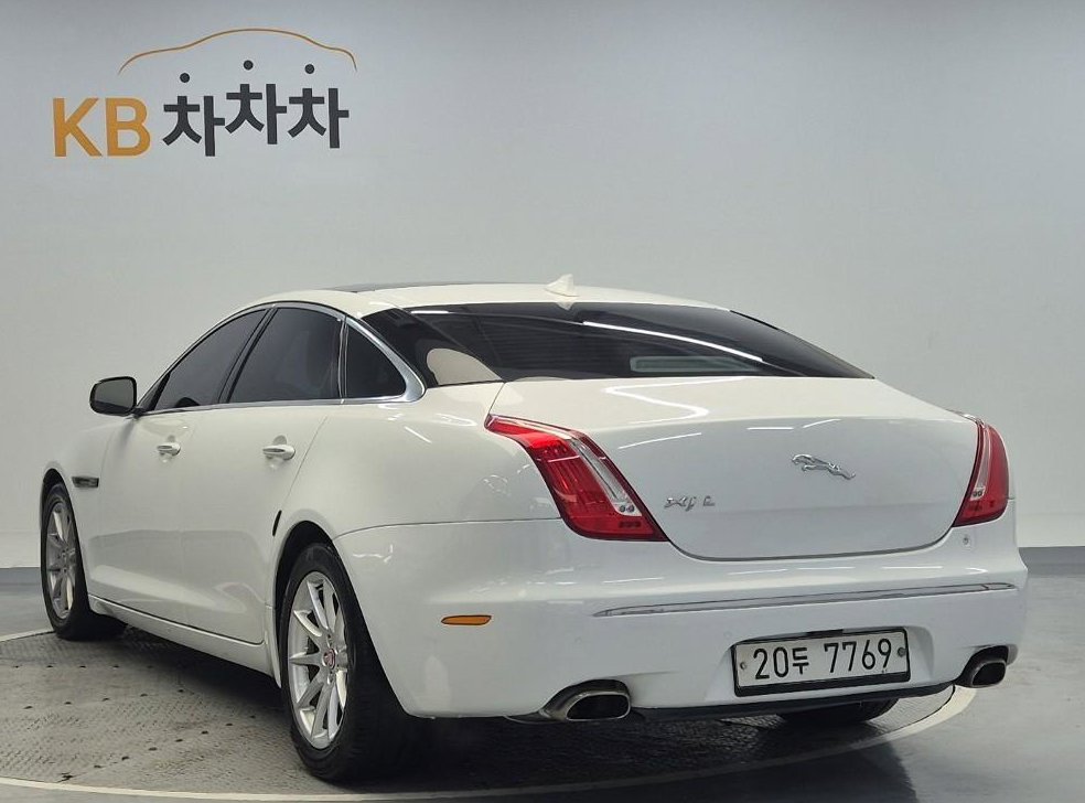 재규어 XJ 2.0 사진 2