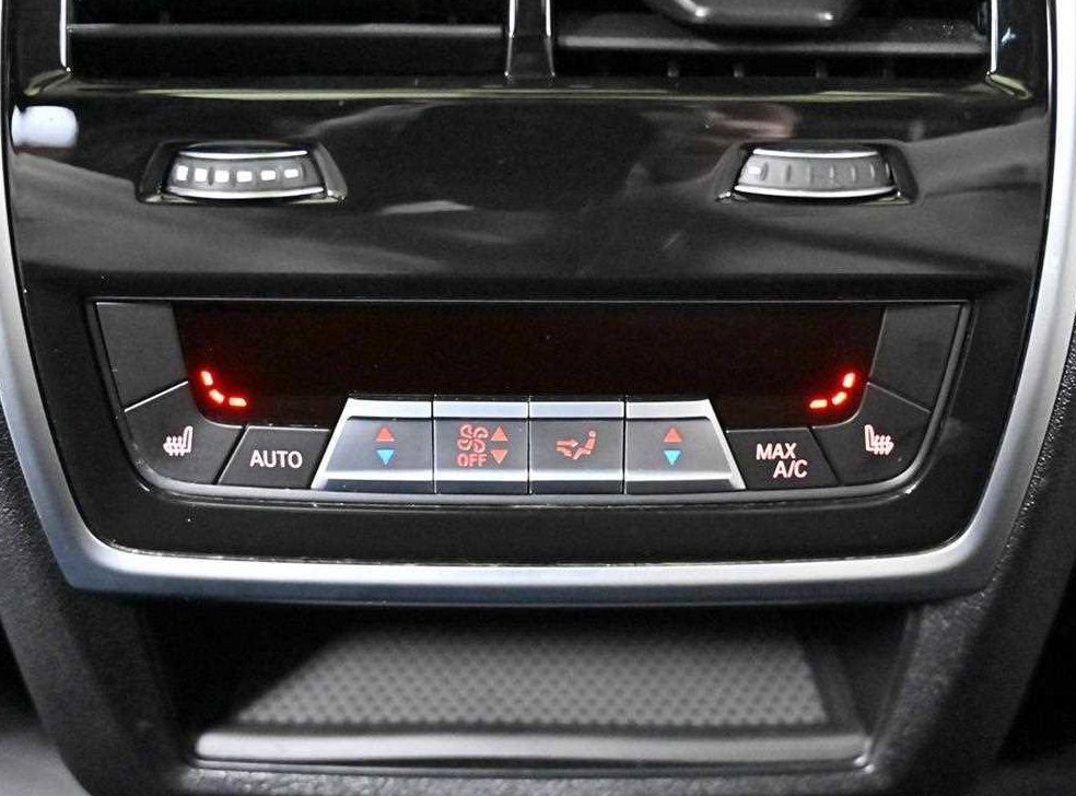 BMW X5 M50i 사진 15