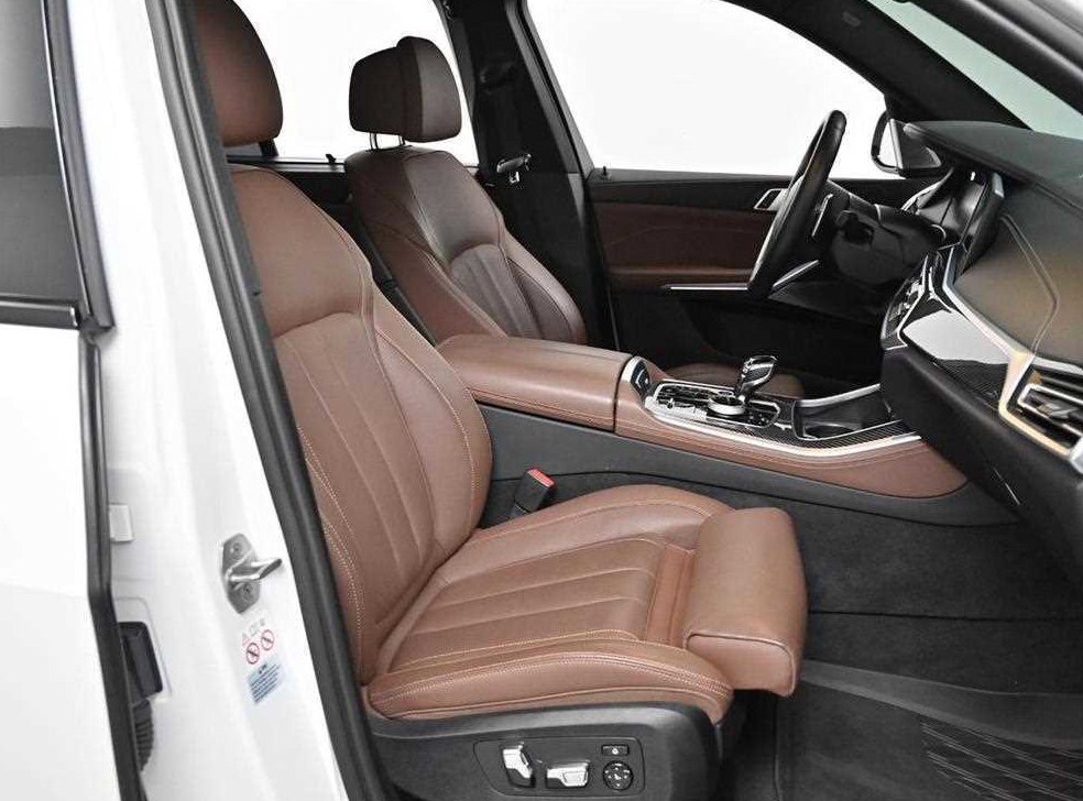 BMW X5 M50i 사진 9