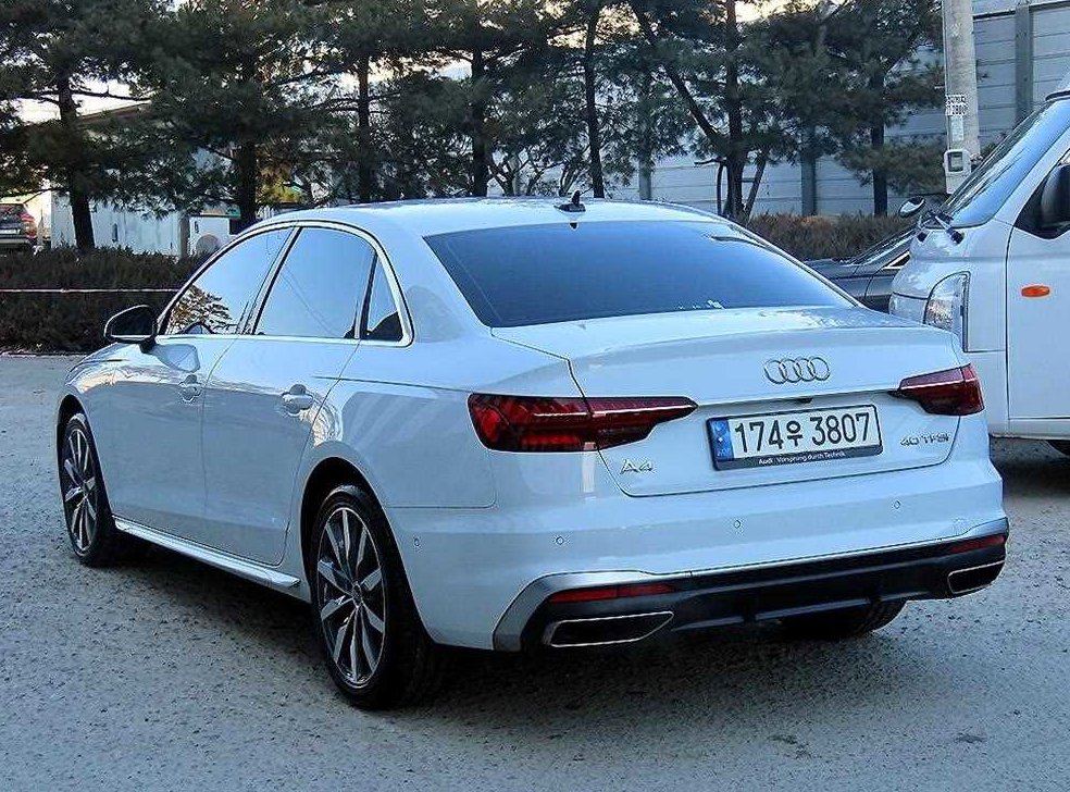 아우디 A4 40 TFSI 사진 3