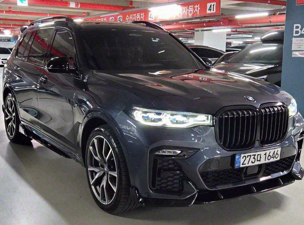 BMW X7 M50i