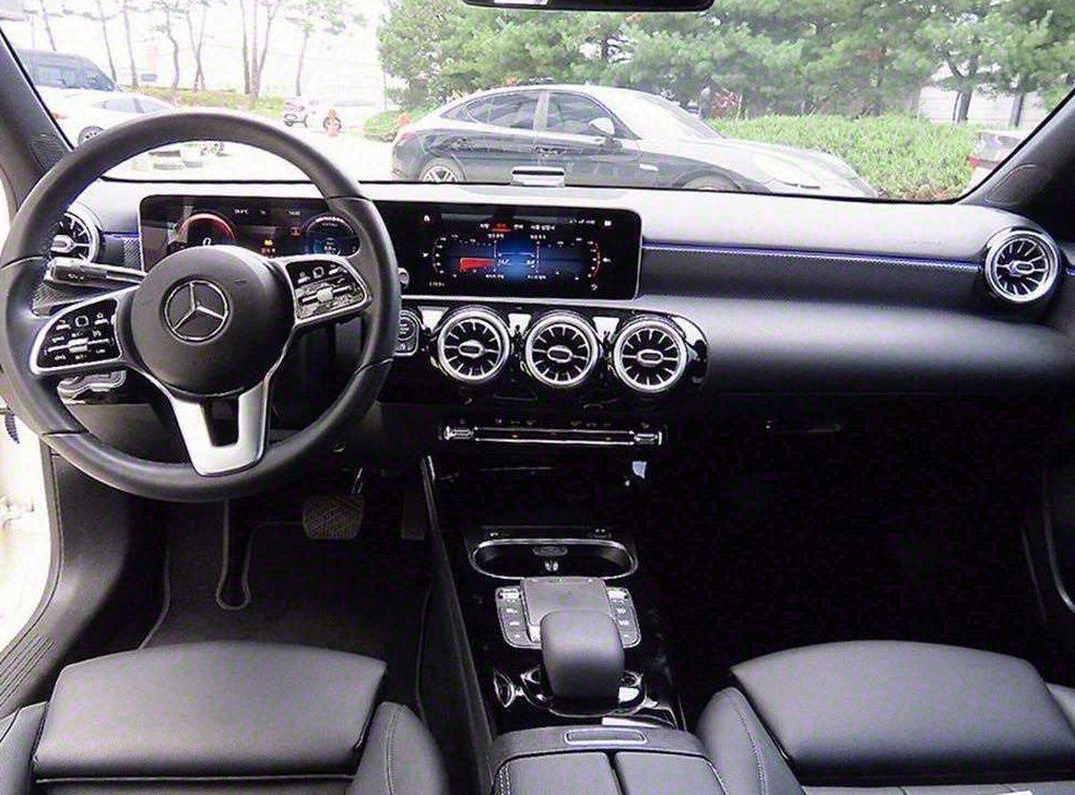 벤츠 A 클래스 A220 해치백 사진 8