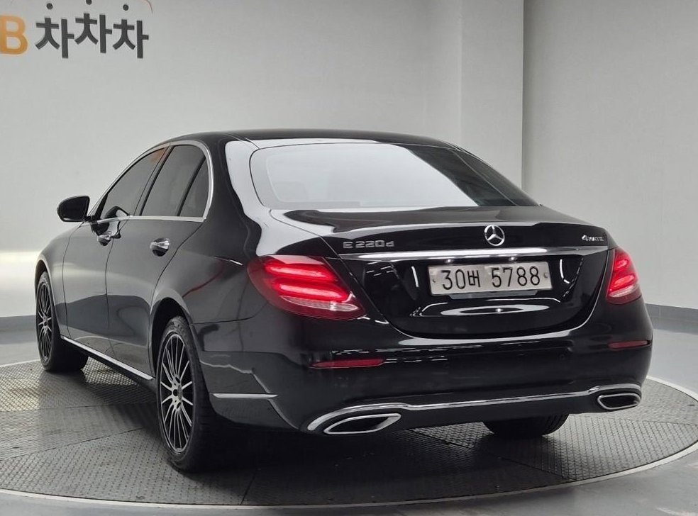 벤츠 E 클래스 E220d 4MATIC 익스클루시브 사진 2