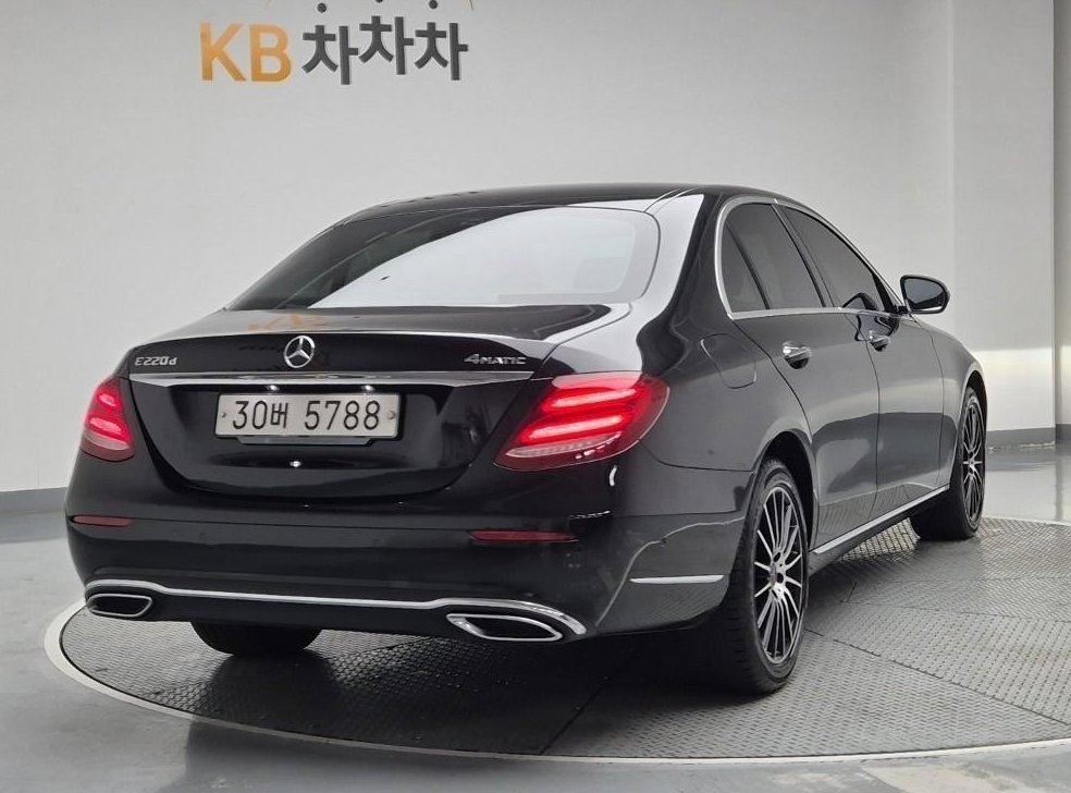 벤츠 E 클래스 E220d 4MATIC 익스클루시브 사진 3