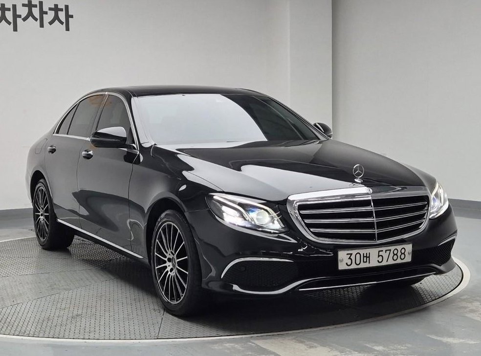 벤츠 E 클래스 E220d 4MATIC 익스클루시브 사진 4