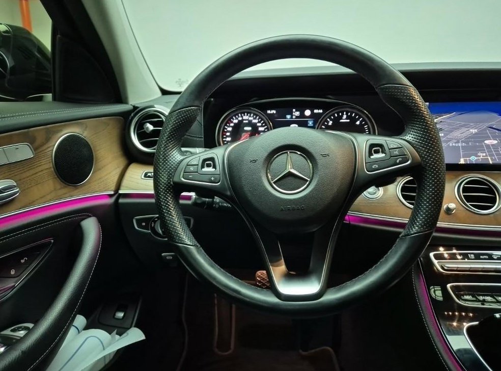 벤츠 E 클래스 E220d 4MATIC 익스클루시브 사진 9