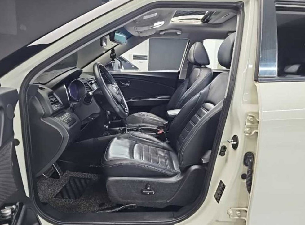 KG모빌리티(쌍용)  티볼리 4WD 디젤 1.6 RX 사진 18