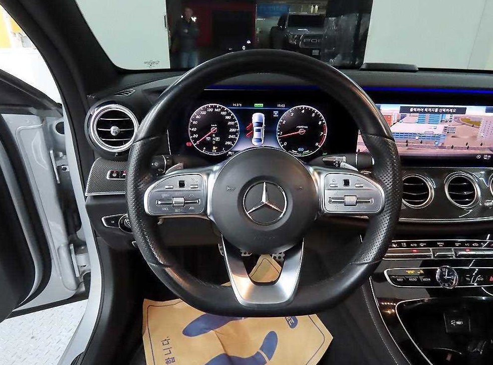 벤츠 E 클래스 E350 4MATIC AMG LINE 사진 9
