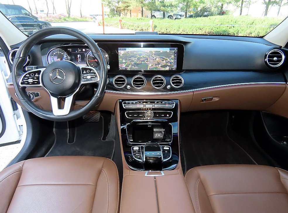 벤츠 E 클래스 E220d 아방가르드 사진 7