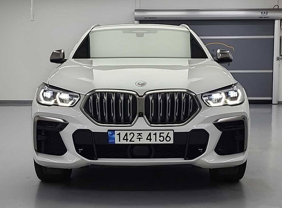 BMW X6 M50i