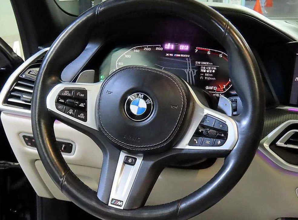BMW X5 M50i 사진 8