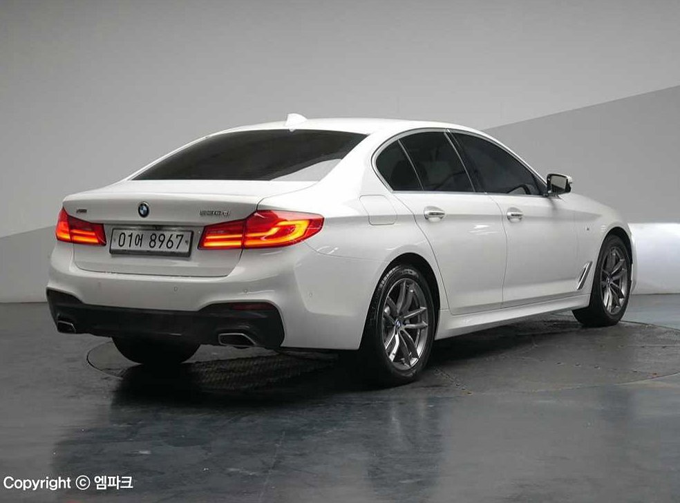 BMW 5시리즈 520d xDrive M 스포츠 사진 3