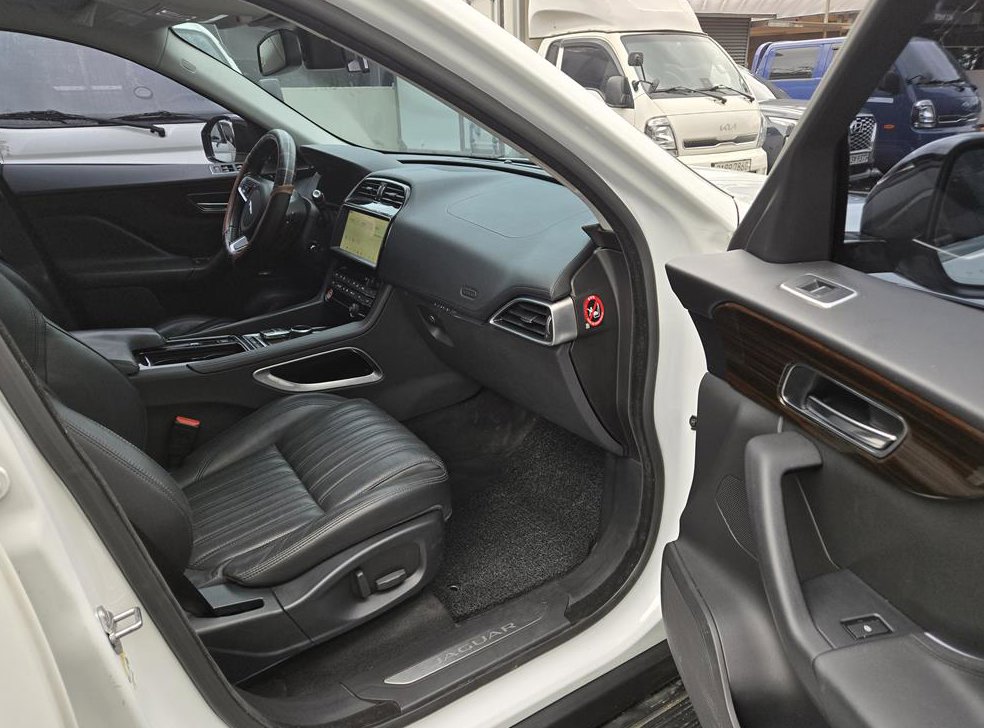 재규어 F-PACE 20d 포트폴리오 사진 17