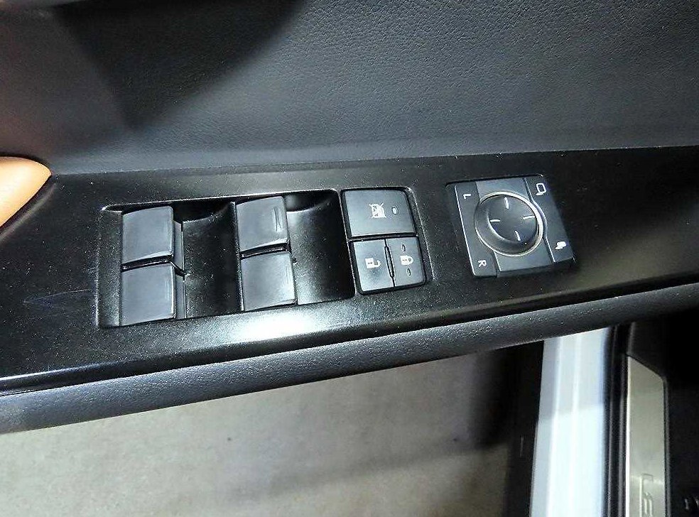 렉서스 UX 300e 사진 13