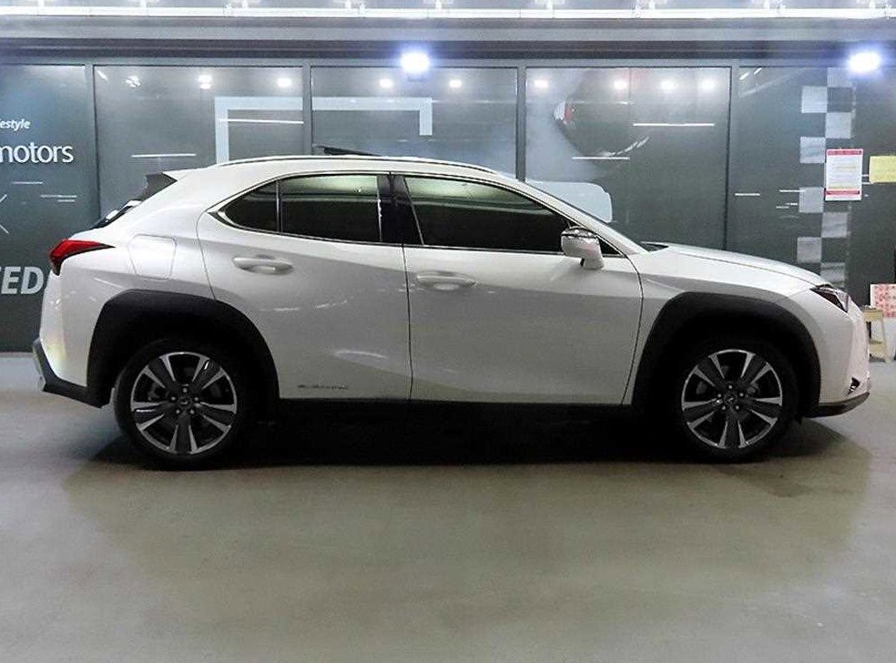 렉서스 UX 300e 사진 3