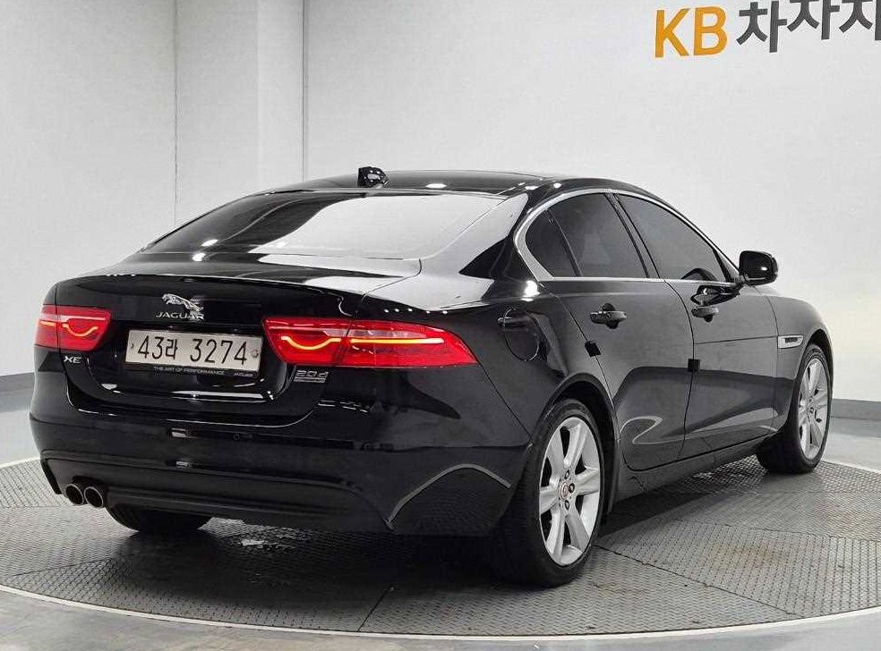 재규어 XE 2.0D 포트폴리오 AWD 사진 3