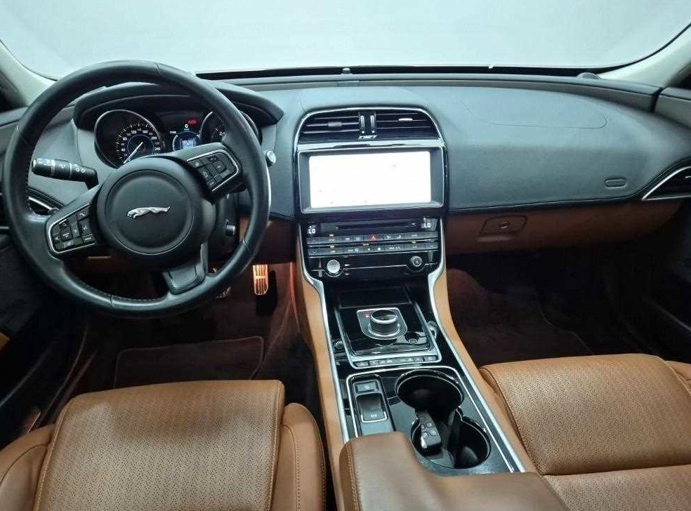 재규어 XE 2.0D 포트폴리오 AWD 사진 7