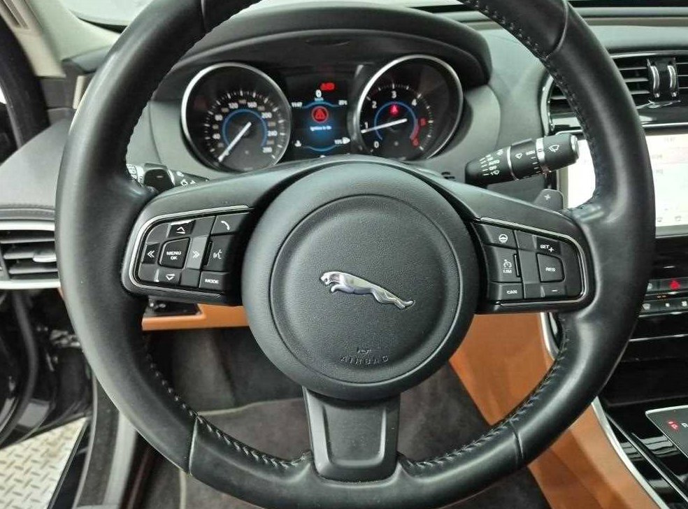 재규어 XE 2.0D 포트폴리오 AWD 사진 9