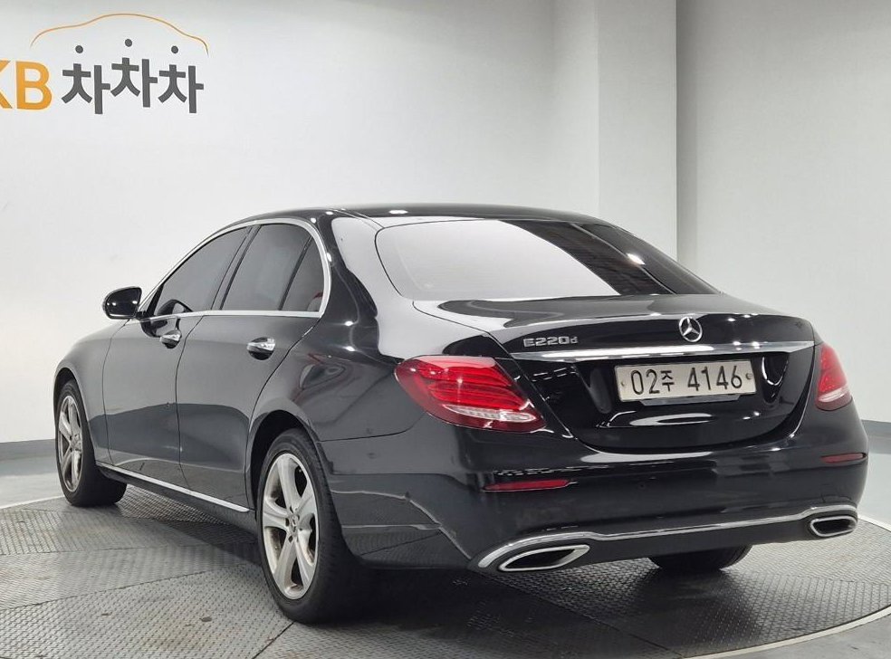 벤츠 E 클래스 E220d 아방가르드 사진 2
