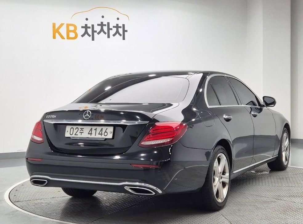 벤츠 E 클래스 E220d 아방가르드 사진 3