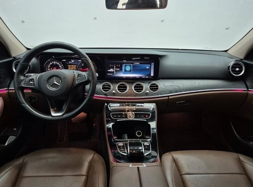 벤츠 E 클래스 E220d 아방가르드 사진 6