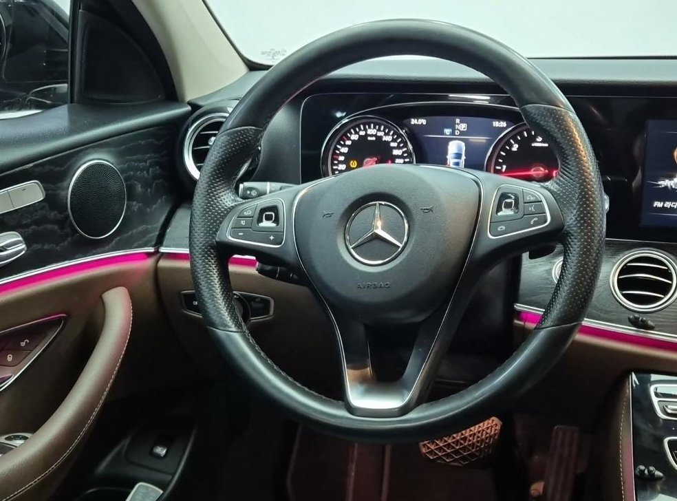 벤츠 E 클래스 E220d 아방가르드 사진 8