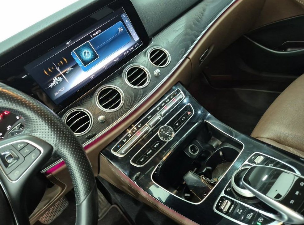 벤츠 E 클래스 E220d 아방가르드 사진 9