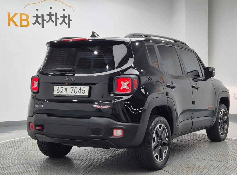 지프 레니게이드 2.0 디젤 리미티드 AWD 사진 3