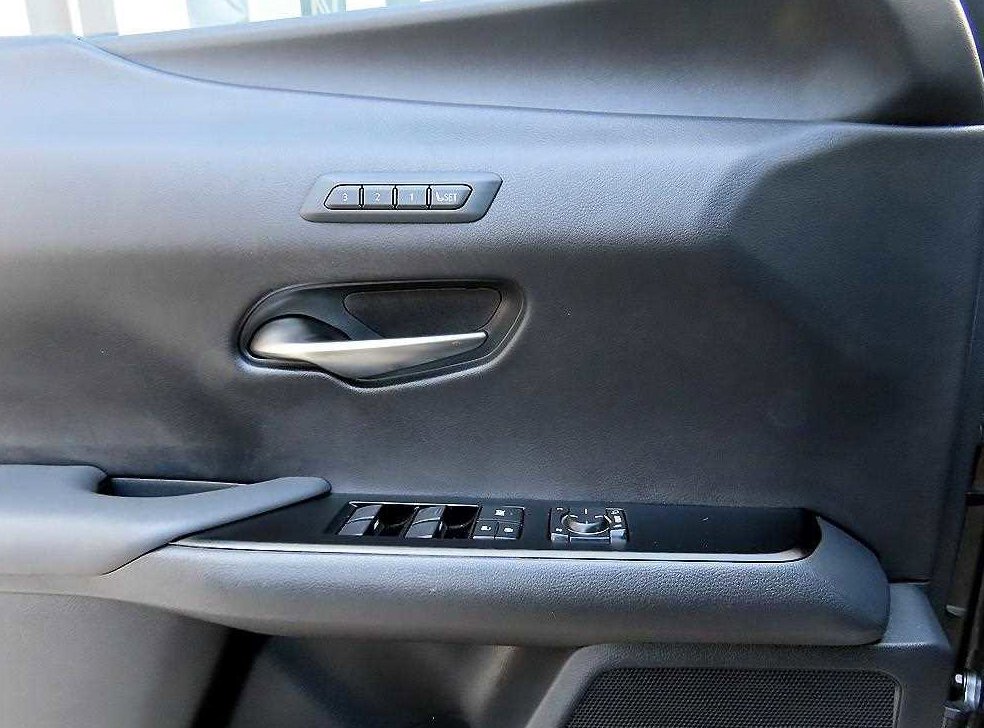 렉서스 UX 2.0 AWD 사진 12
