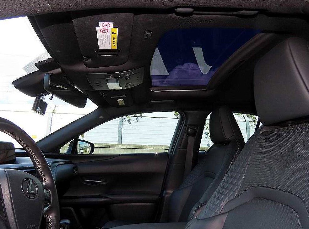 렉서스 UX 2.0 AWD 사진 16