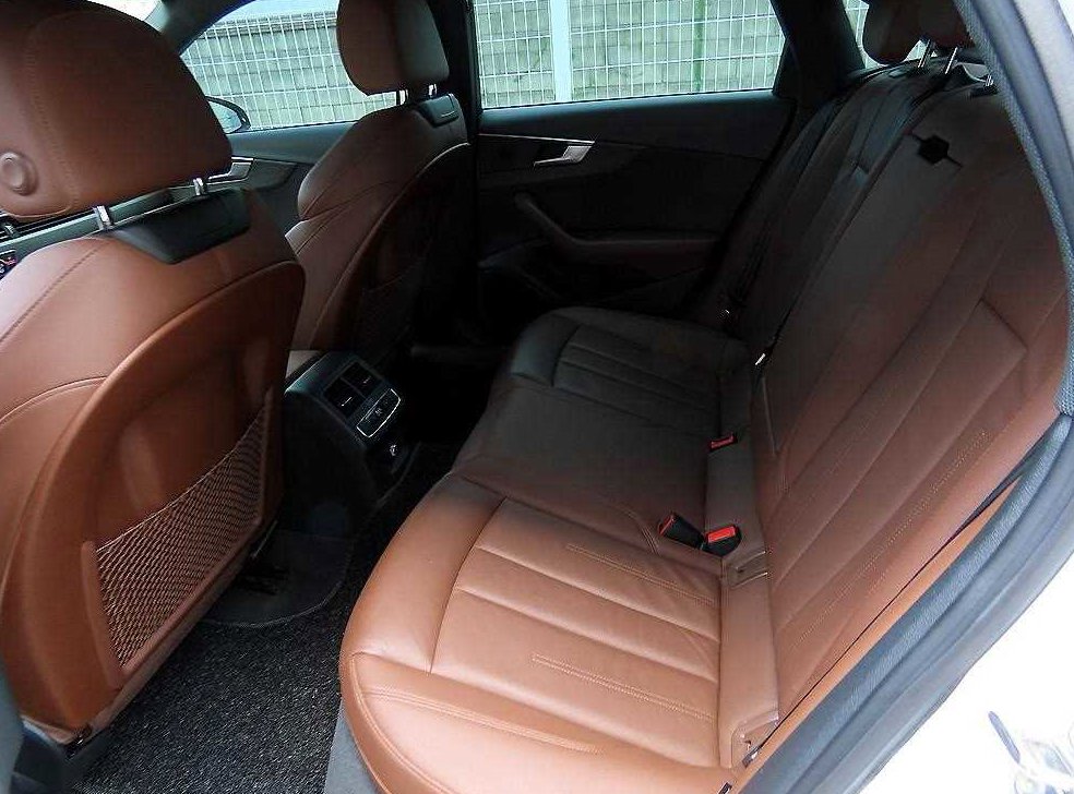 아우디 A4 40 TFSI 사진 7